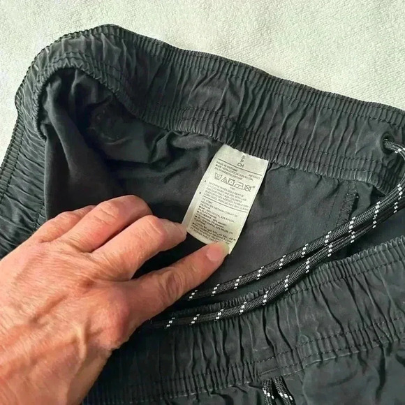 Old Navy men’s sz small 7” inseam shorts, quick dry, black - Picture 6 of 6